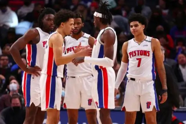 传帮带也挺好！萨拉赫向斯洛特“服软”，重新回归VS布莱顿阵容（萨拉赫与斯洛特达成默契，重回战布莱顿阵容）