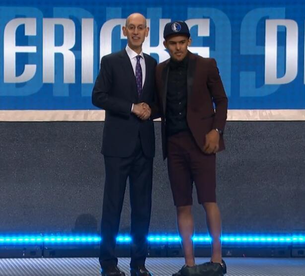 曼联拉什福德末段绝杀狼队（拉什福德压哨绝杀助曼联击败狼队）