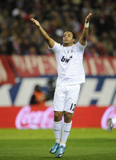 内马尔在桑托斯关键比赛中上演帽子戏法，助球队保级成功，展现坚韧与决心。